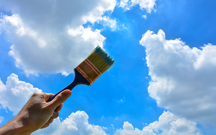 peinture-zh-peindre-au-bon-moment-peinture-pro-montreal-laval-environs-cropped-hand-person-holding-paintbrush-against-sky